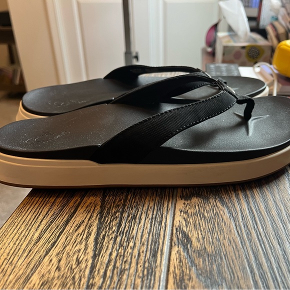 Black and white size 9 Olukai flip flops worn once - Picture 2 of 4